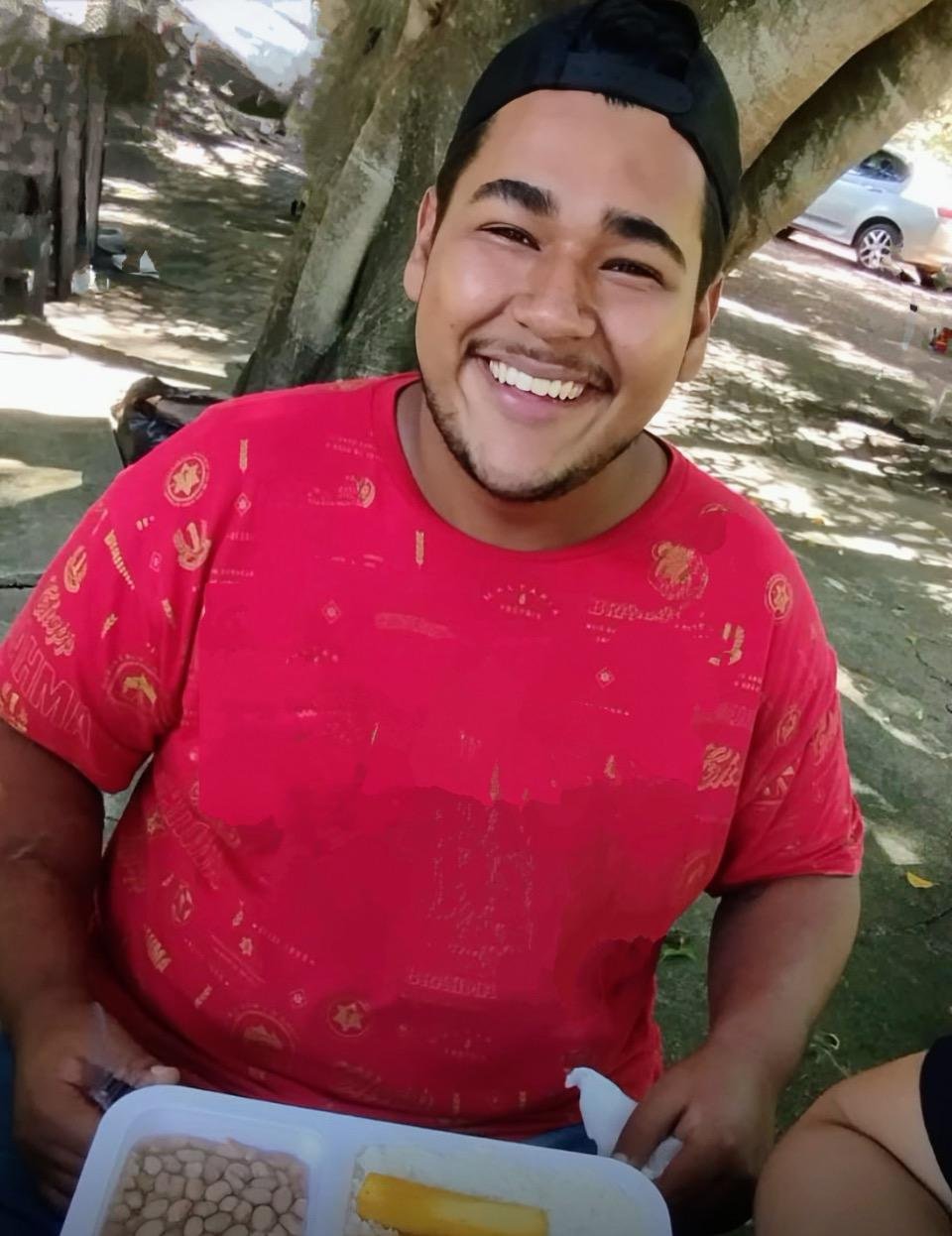 Lucas sorrindo em um momento especial ao ar livre.